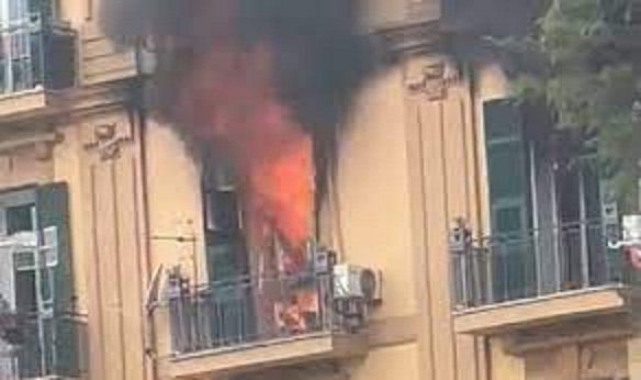 Choc a Napoli, incendio in un appartamento a Chiaia