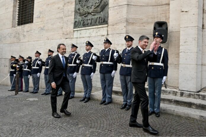 Il ritorno di Pisani a Napoli, neo capo Polizia accolto da applausi agenti