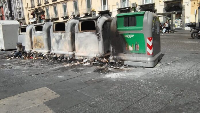 Incendia campane della raccolta differenziata in centro a Napoli: arrestato