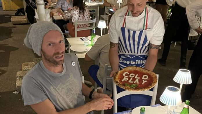 Pizza dedicata ai Coldplay da Sorbillo sul lungomare di Napoli