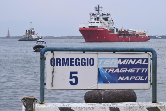 Attraccata a Napoli la nave Ocean Viking con 254 migranti