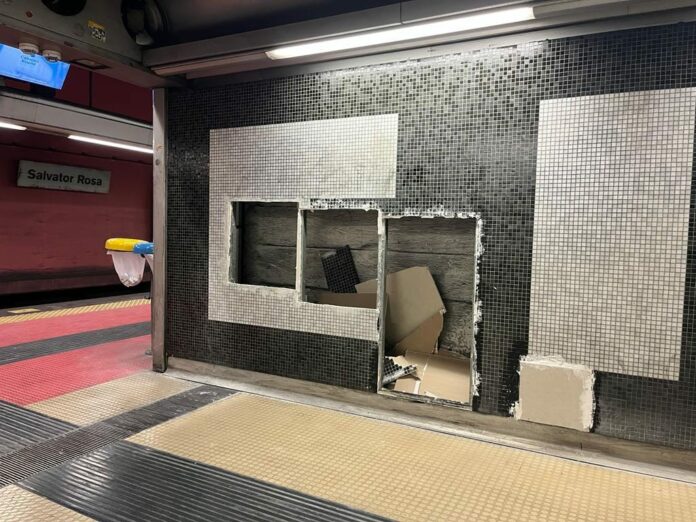 Metropolitana di Napoli, due raid in 24 ore: sfregiate le pareti della stazione di Salvator Rosa
