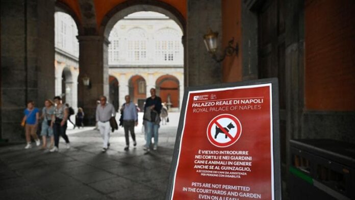 Vietato l'accesso dei cani ai giardini di Palazzo Reale a Napoli, è protesta