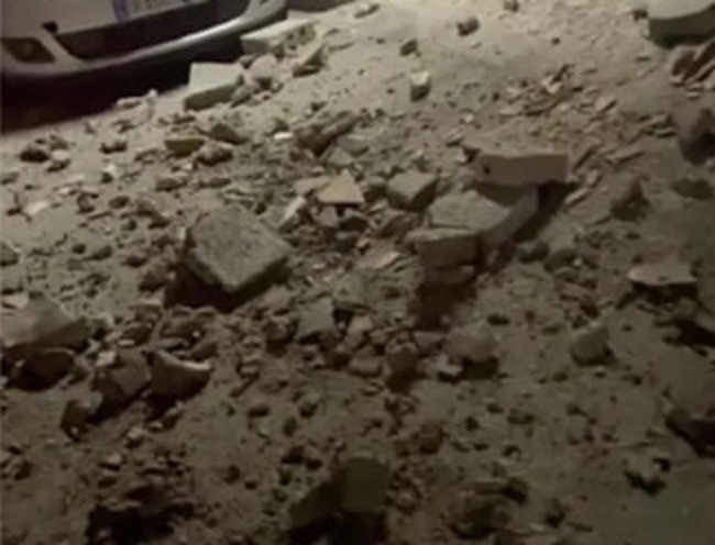 Terremoto ai Campi Flegrei nella notte, crollo di calcinacci sulle auto ad Agnano (VIDEO)