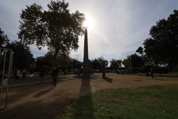 Napoli, restaurato l'obelisco della Meridiana in Villa comunale