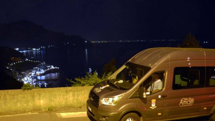 Amalfi, prorogato il servizio di mini bus notturno per le frazioni
