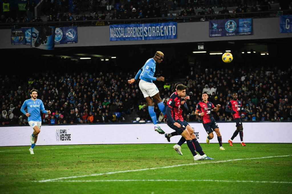 Napoli-Cagliari 2-1 nel segno di Osimhen e Kvara: gli azzurri tornano a vincere in campionato