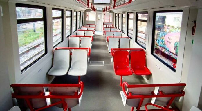 Basta femminicidi, sedili rossi sui treni della Circumvesuviana