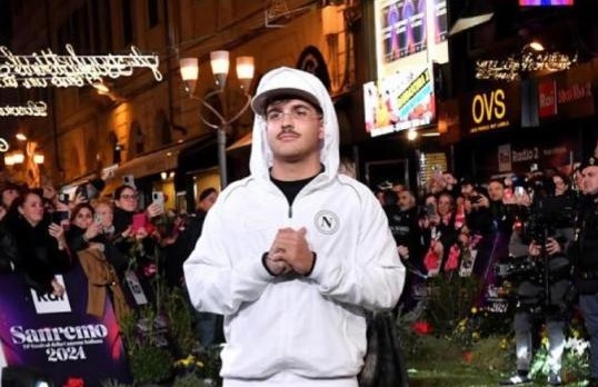 Sanremo 2024, Geolier fa impazzire i tifosi del Calcio Napoli (FOTO)