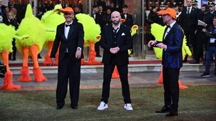 Sanremo 2024, caso John Travolta: cachet da urlo e non firma la liberatoria per il ballo del Qua Qua
