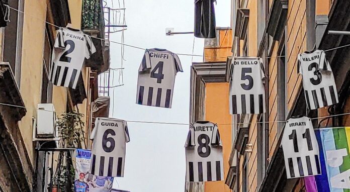 Maglie della Juve nei vicoli di Napoli... con i nomi degli arbitri (FOTO)