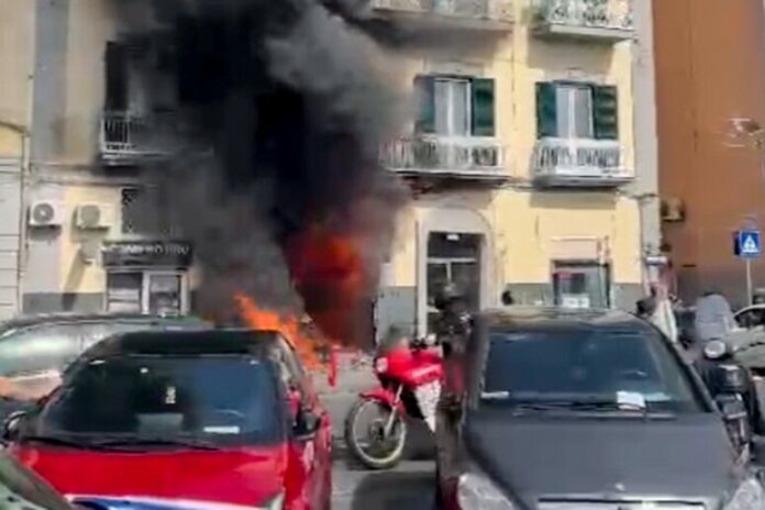 Incendio in una officina alla Riviera di Chiaia a Napoli