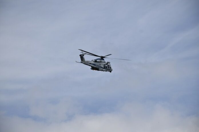 Operazione alto impatto a Fuorigrotta: elicottero in volo e auto in strada