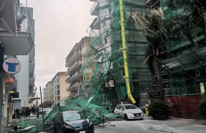 Aversa, la furia del vento fa crollare ponteggio da edificio in ristrutturazione: 5 feriti