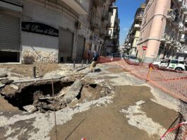 Napoli, nuova voragine in strada: crollo in Corso Lucci per una perdita d'acqua