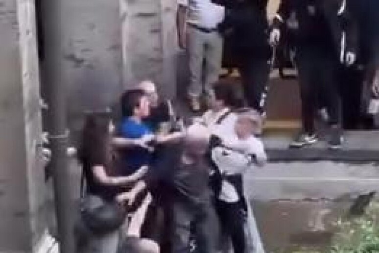 Assalto al dipartimento veterinaria dell'ospedale Federico II per "vendicare" morte cane