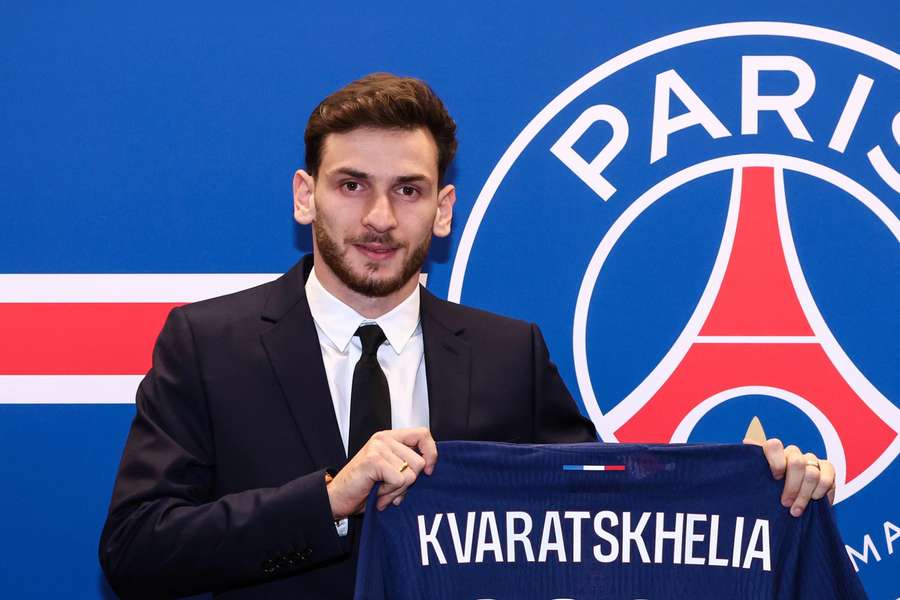 Calciomercato, il Psg ufficializza Kvaratskhelia dal Napoli: "Un sogno essere qui"