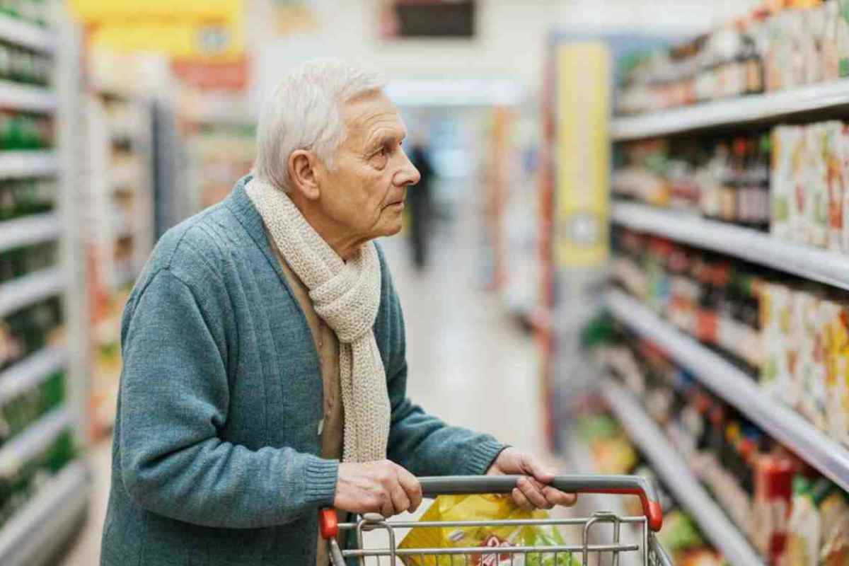 supermercati dove anziani pagano metà alla cassa