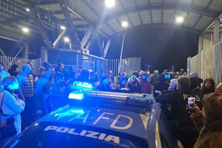 Ex base Nato, tensione con le forze dell'ordine per cancelli chiusi