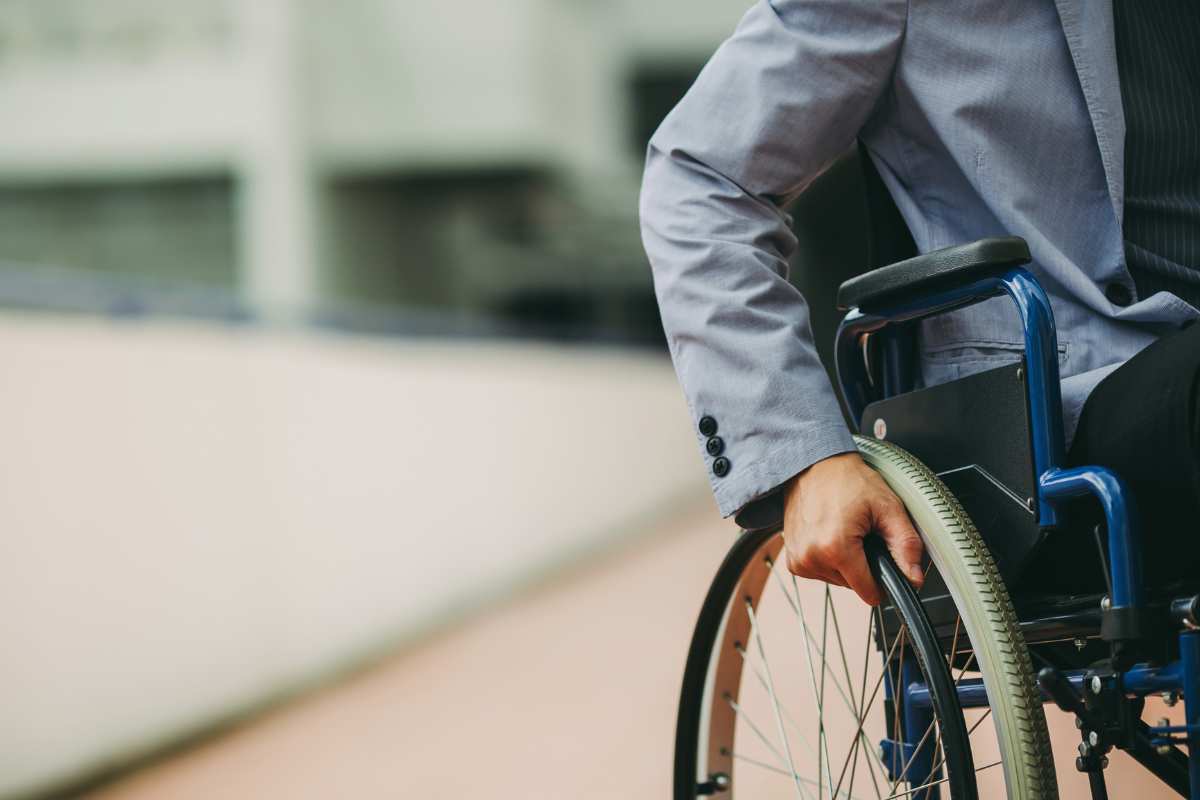 uomo sedia rotelle 24 mesi a casa e stipendio pieno in questo caso