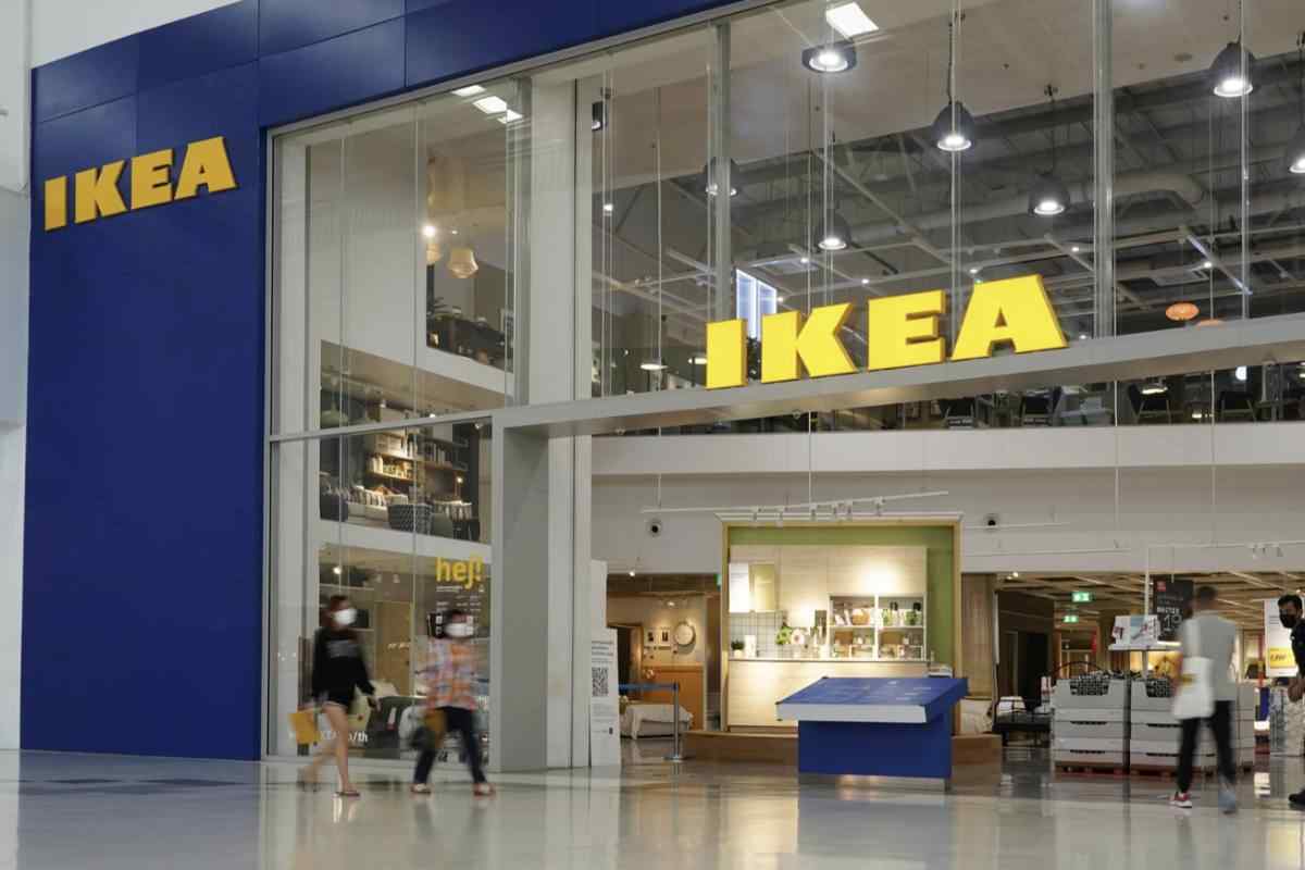 Ikea è conosciuta per la sua capacità di combinare design e funzionalità, offrendo prodotti che si adattano a ogni budget. Per esempio, la linea di posate FÖRNUFT,