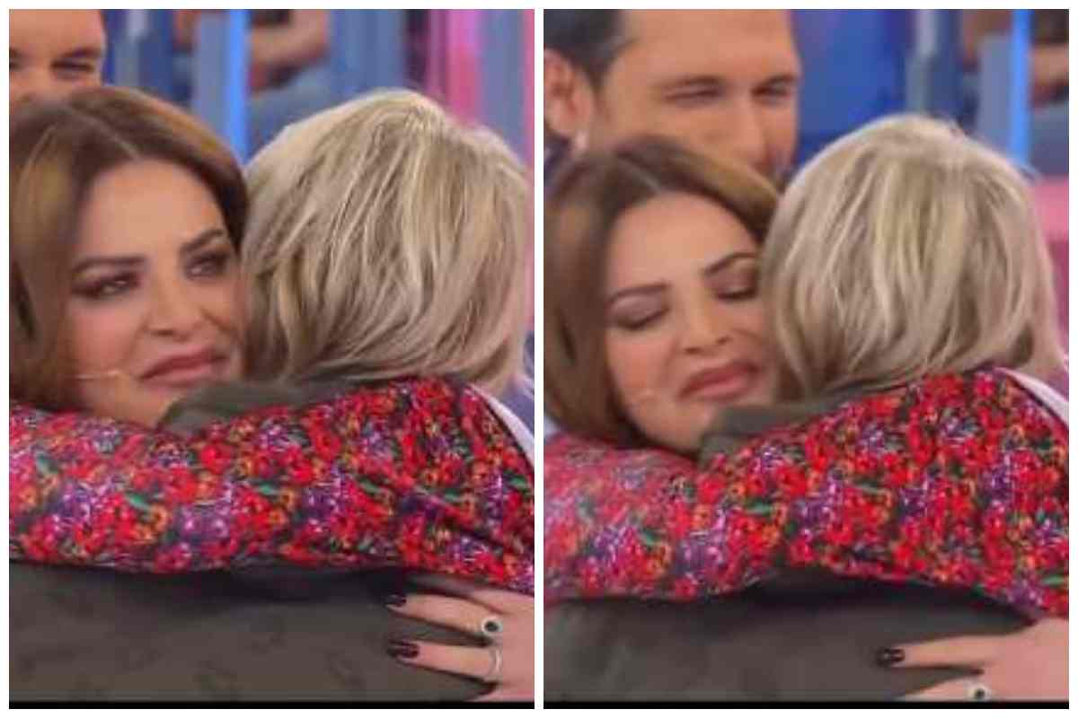 Maria e Roberta messaggio all'orecchio