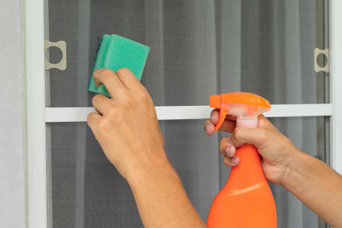 Zanzariere pulite e come nuove: ecco il trucco