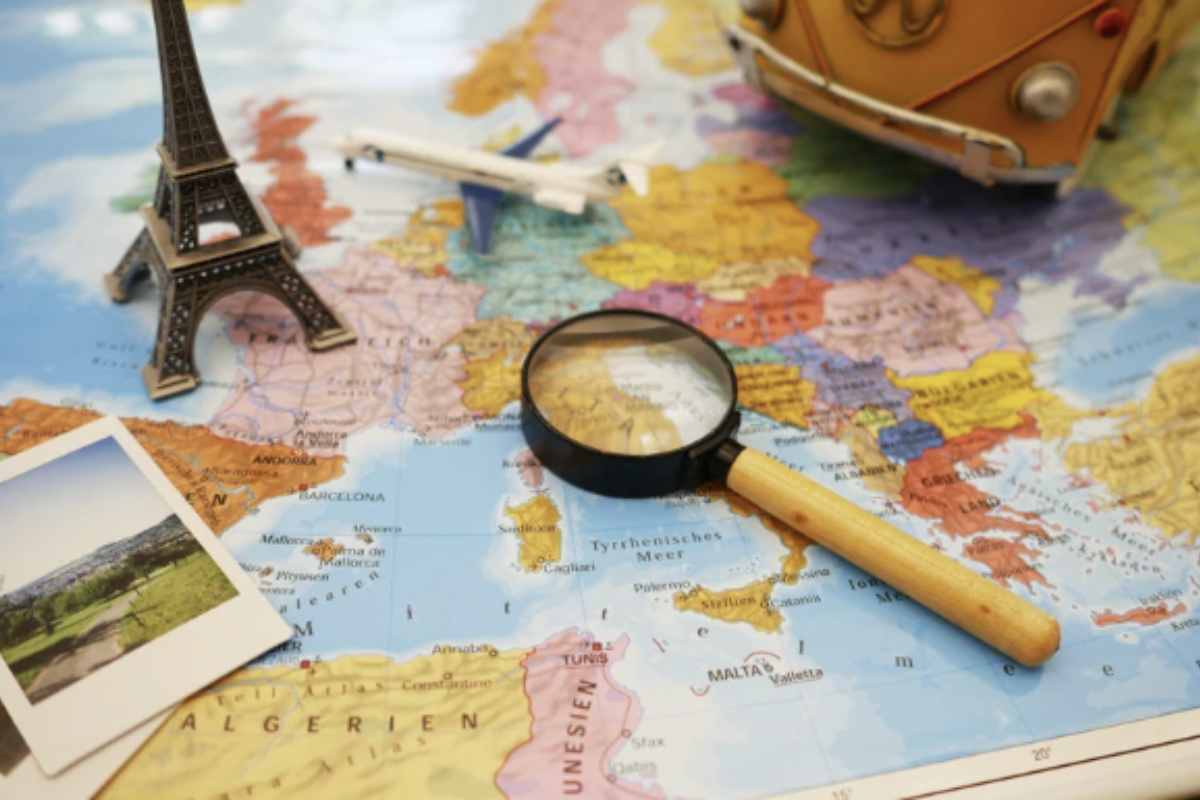 Il caldo intenso, le folle di visitatori e i costi esorbitanti stanno spingendo alcune località turistiche a scoraggiare o addirittura limitare l’arrivo