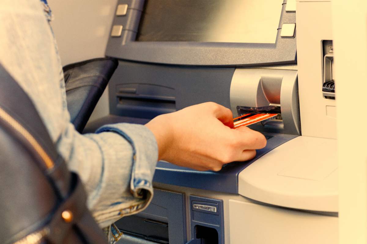 bancomat, cosa fare se ti prende la carta