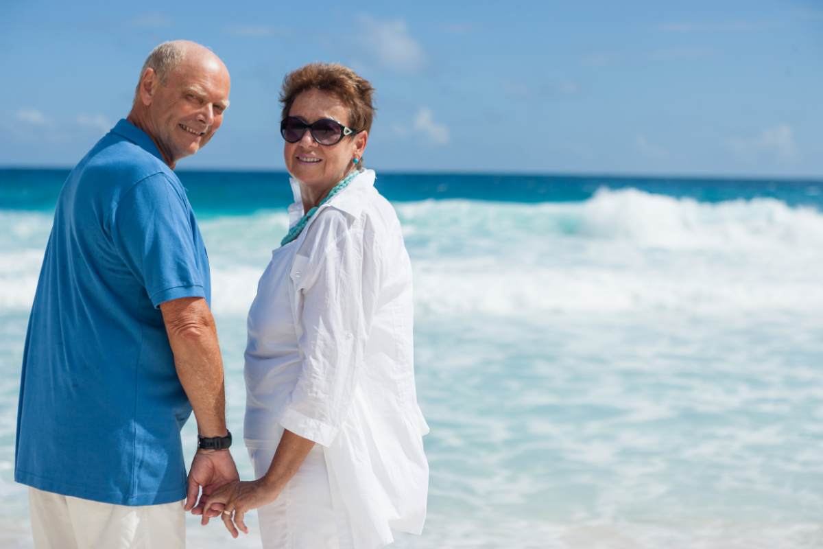Coppia anziani mare
