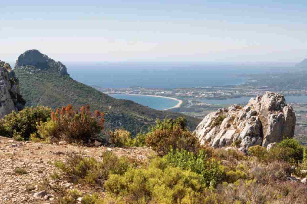 Situata nella provincia di Nuoro e ufficialmente ripristinata come provincia autonoma nel maggio 2025, l’Ogliastra occupa una superficie