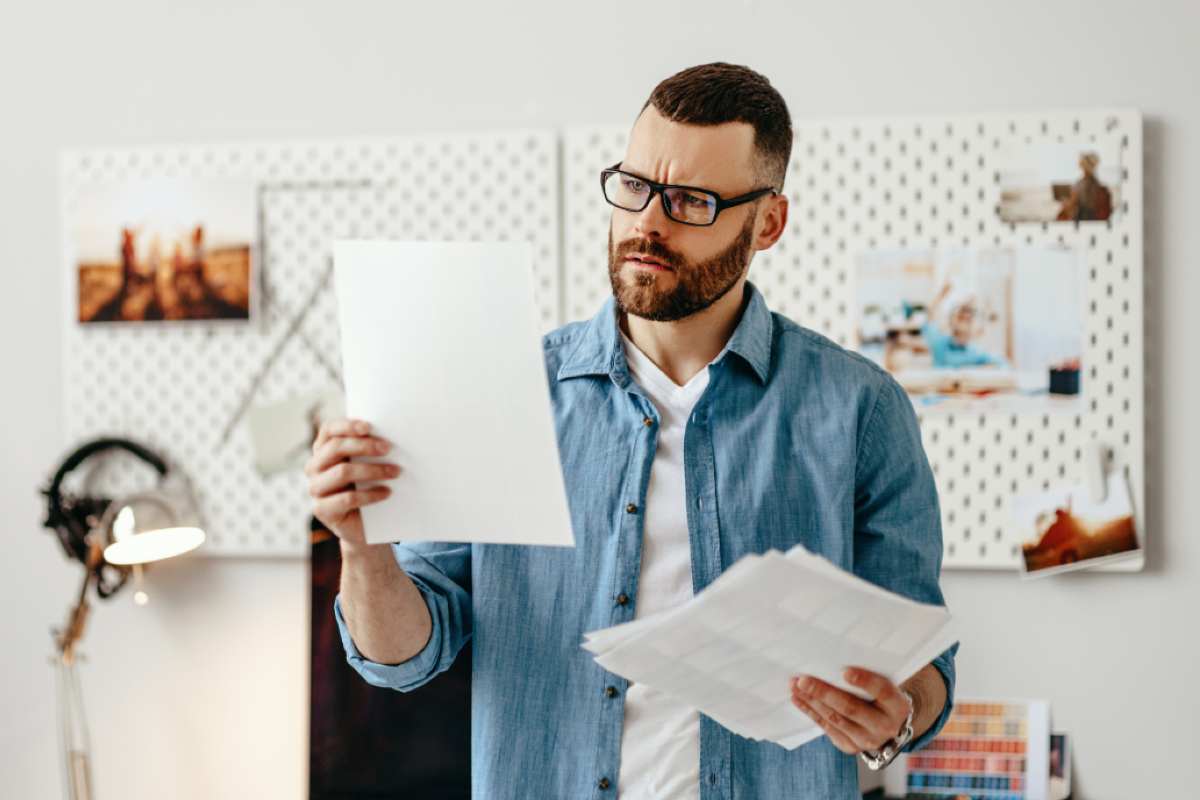 Uomo legge documento