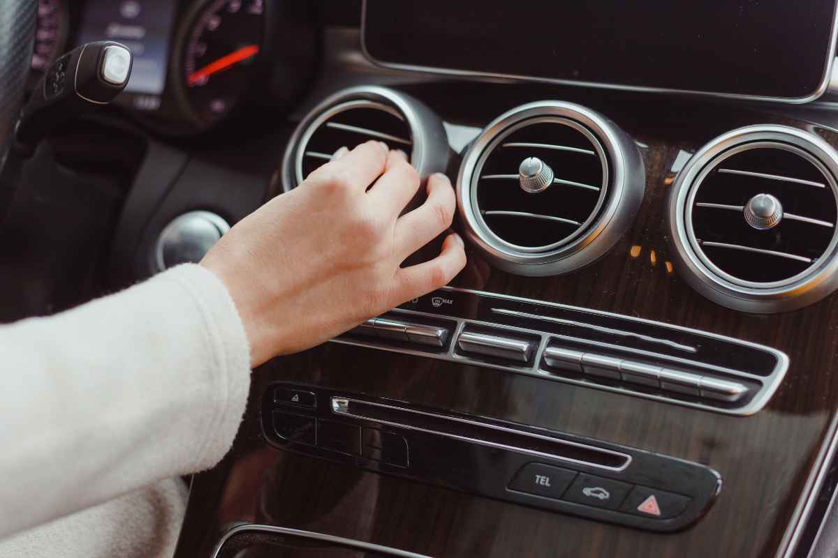 Condizionatore auto, con il trucco "della bottiglia" l'aria diventa subito fredda