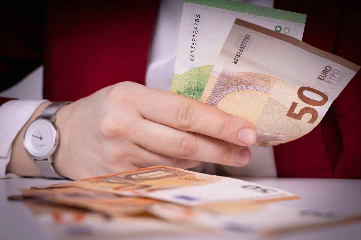 coppia felice Arriva (finalmente) un aumento di stipendio per questi lavoratori