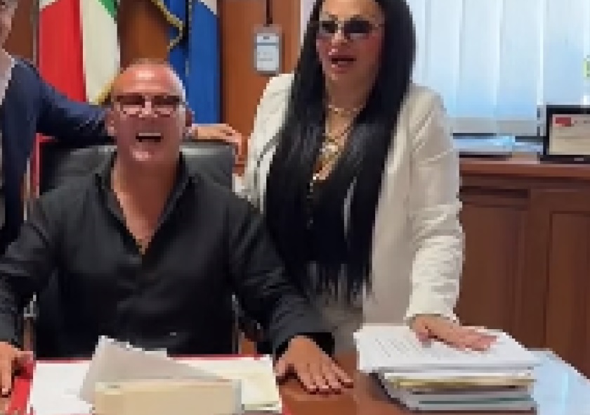 Tiktoker in Consiglio regionale, espulso consigliere campano