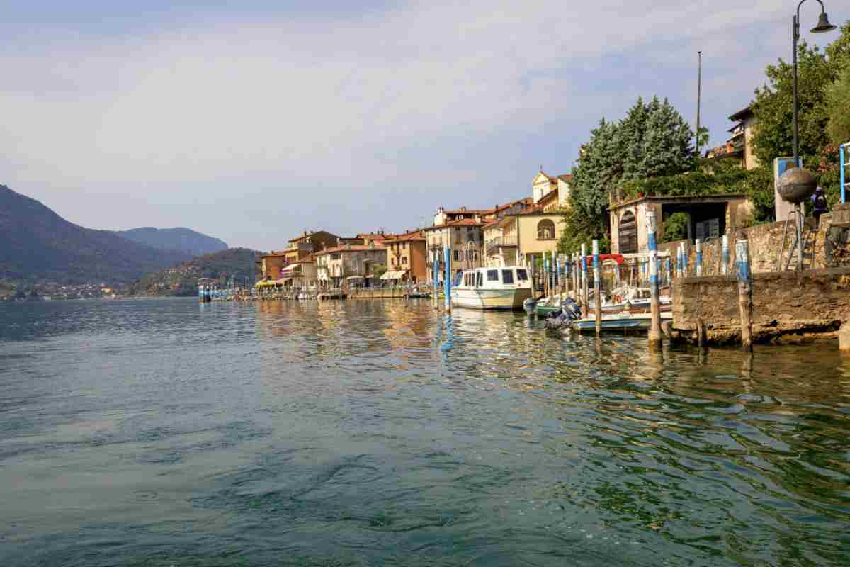 Monte Isola Questo borgo, che conta 1.584 abitanti chiamati montisolani, è riconosciuto tra i “Borghi più belli d’Italia” e rappresenta una meta ideale