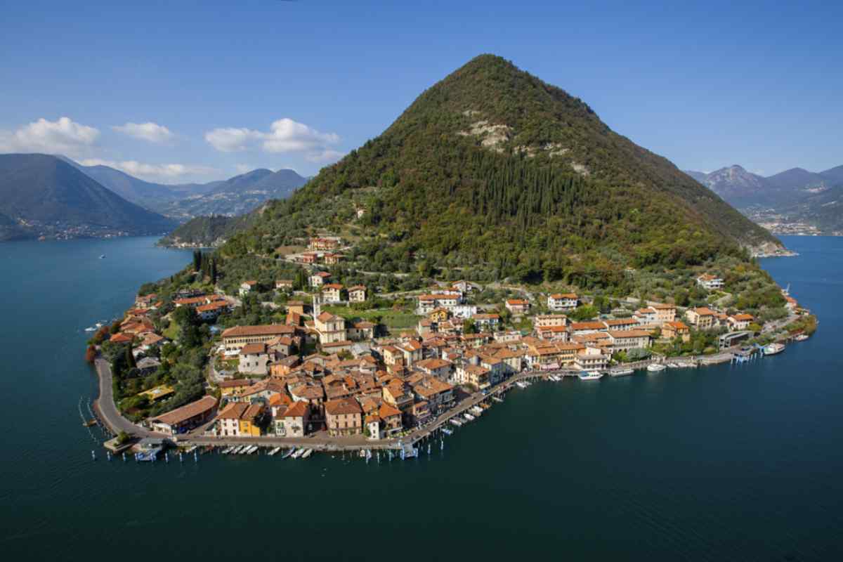 Questo borgo, che conta 1.584 abitanti chiamati montisolani, è riconosciuto tra i “Borghi più belli d’Italia” e rappresenta una meta ideale