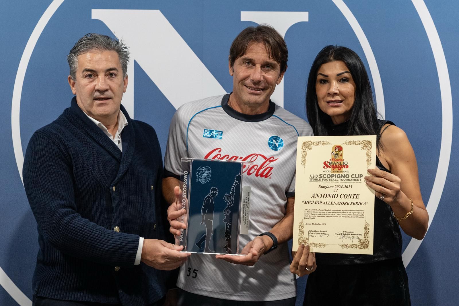 Conte premiato come miglior allenatore: “Architetto del Napoli campione”