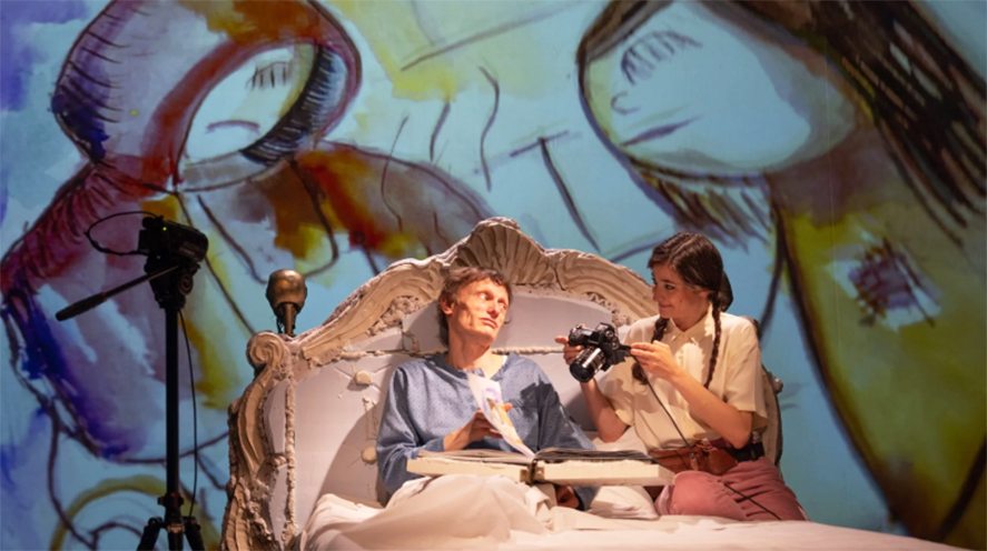 Sabato 6 dicembre 2025, al Teatro Nuovo di Napoli 'C’era una volta. Manuale di sopravvivenza per immagini'