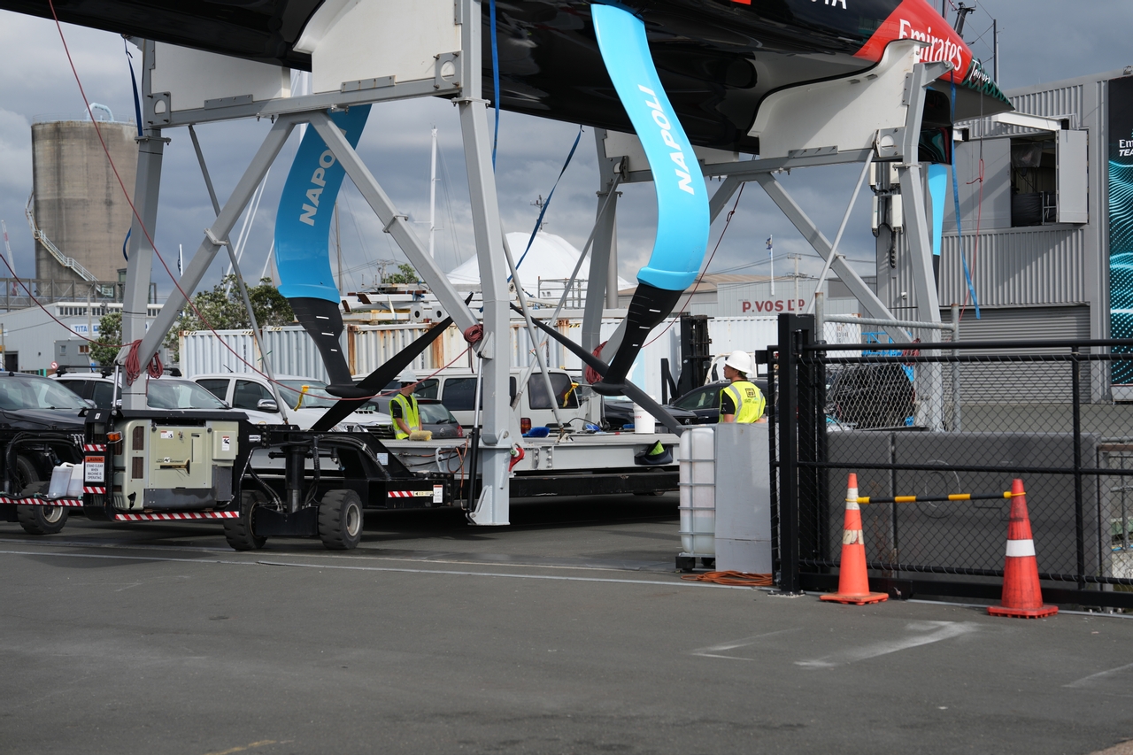 Coppa America, il Taihoro di Emirates Team New Zealand torna in acqua con i foil azzurri in omaggio a Napoli