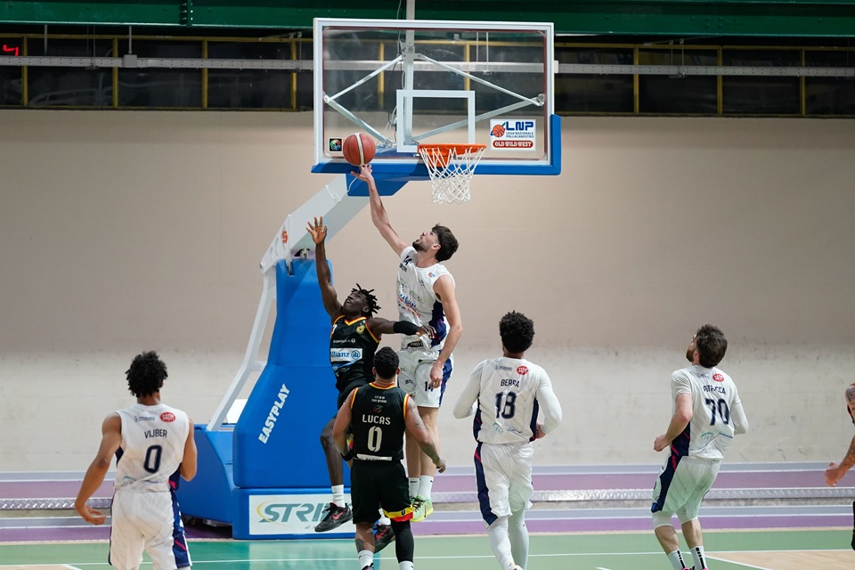 Ruggiero stoppa Mobio (foto Armando Chiatto)