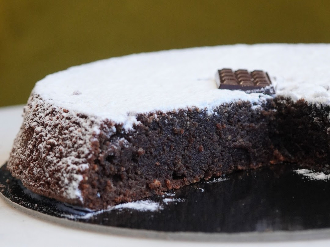Vincenzo Faiella e la torta caprese: il maestro pasticcere campano rilegge un dolce nato per errore tra versione classica e variante al limone