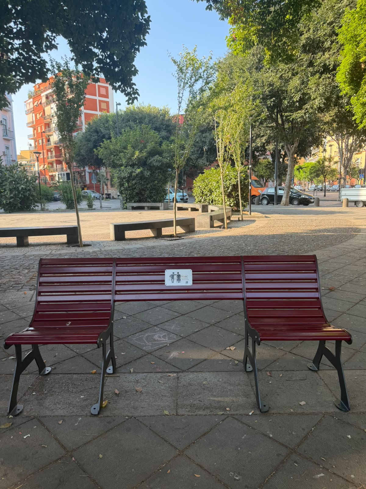 Panchina inclusiva in Piazza Poderico: la prima della 4 Municipalità. Via le barriere architettoniche, più socialità